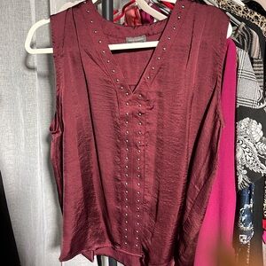 STUDDED SLEEVELESS RUMPLE SATIN BLOUSE IN MAROON